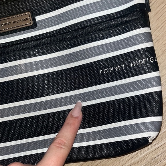 Tommy Hilfiger Black and White Crossbody Bag FLAWS SHOWN - Picture 5 of 12
